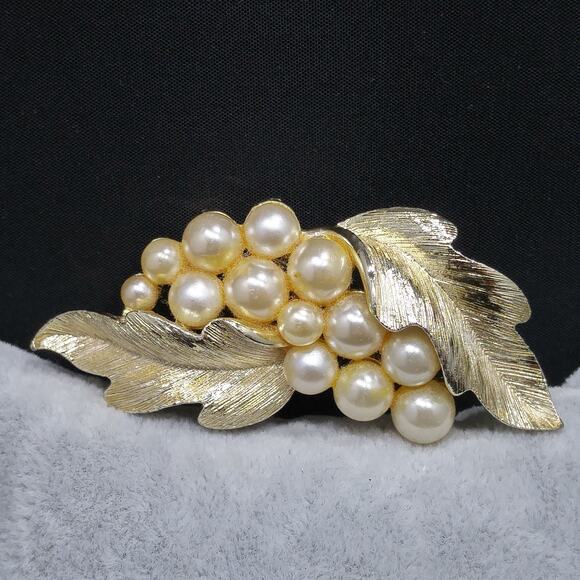 Lisner Faux Pearl Leaf Brooch Gold Plated 1960s Vintage Jewelry Signed - Picture 6 of 10